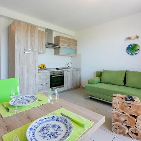 Beeindruckendes Nur 100 Meter Zum Mit Sauna, Whirlpool, Meerblick Dramalj
