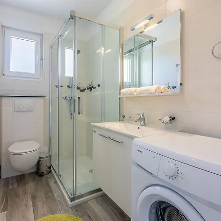 Beeindruckendes Nur 100 Meter Zum Mit Sauna, Whirlpool, Meerblick Dramalj