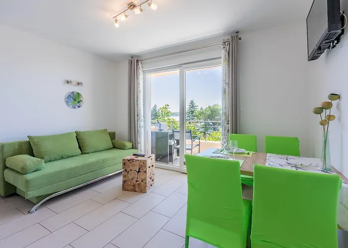 Appartement Beeindruckendes Nur 100 Meter Zum Mit Sauna, Whirlpool, Meerblick Dramalj