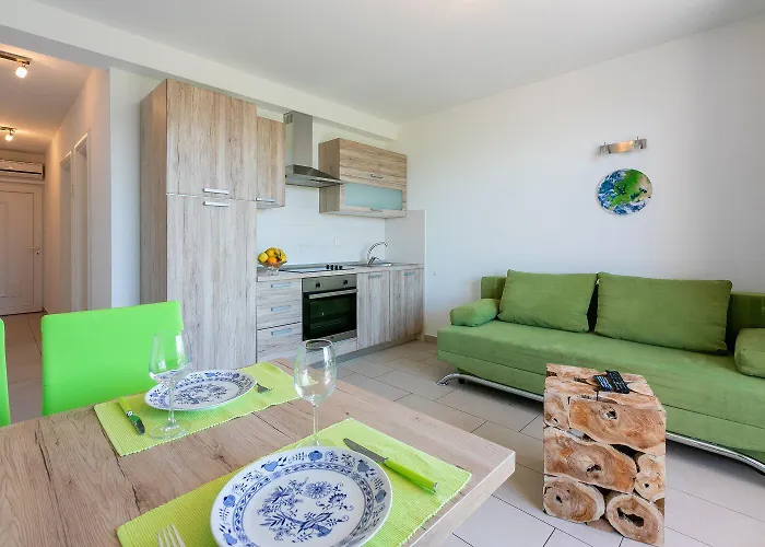 Beeindruckendes Nur 100 Meter Zum Mit Sauna, Whirlpool, Meerblick Dramalj